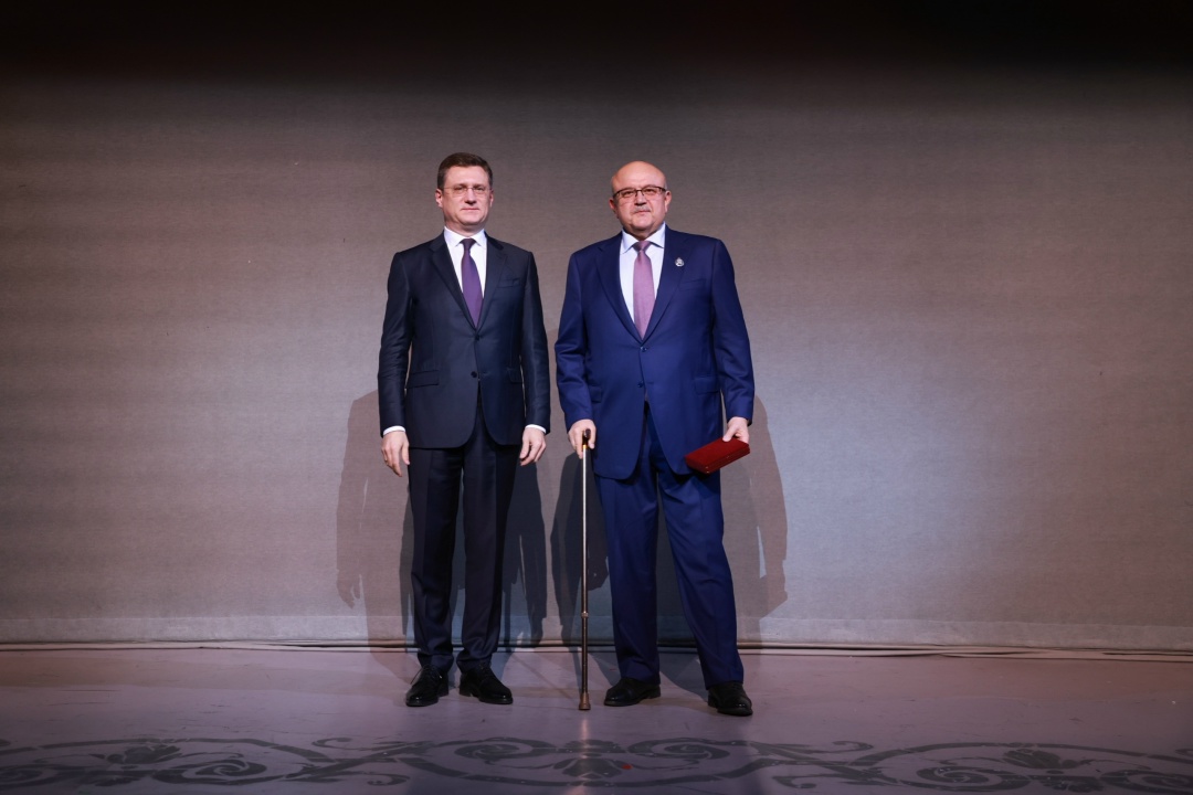 Александр Новак вручил государственные награды по случаю Дня энергетика