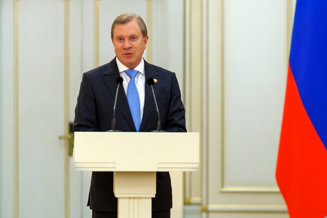 Виталий Савельев вручил государственные и ведомственные награды представителям транспортной отрасли.