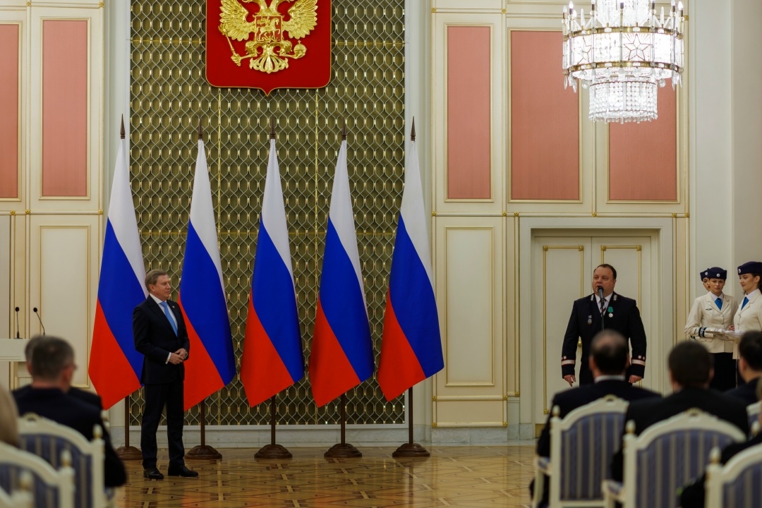 Виталий Савельев вручил государственные и ведомственные награды представителям транспортной отрасли.