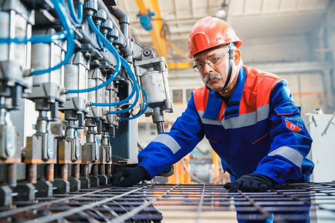 С Днем энергетика! Сегодня свой профессиональный праздник отмечают специалисты, обеспечивающие надежную работу всей энергосистемы наших предприятий