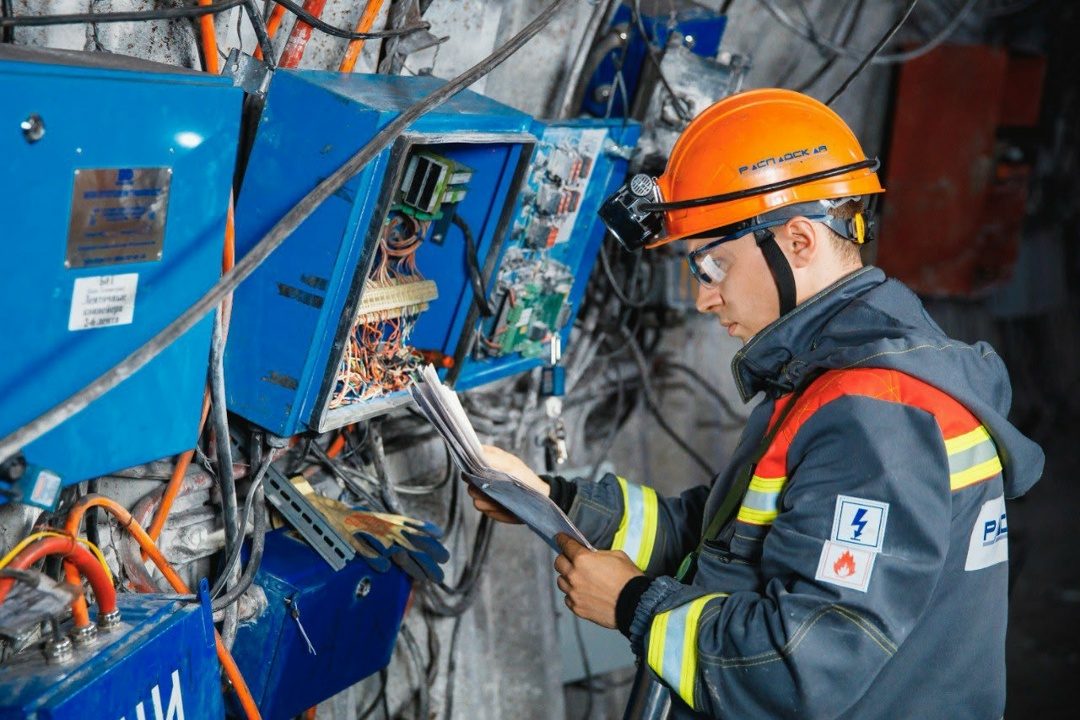 С Днем энергетика! Сегодня свой профессиональный праздник отмечают специалисты, обеспечивающие надежную работу всей энергосистемы наших предприятий