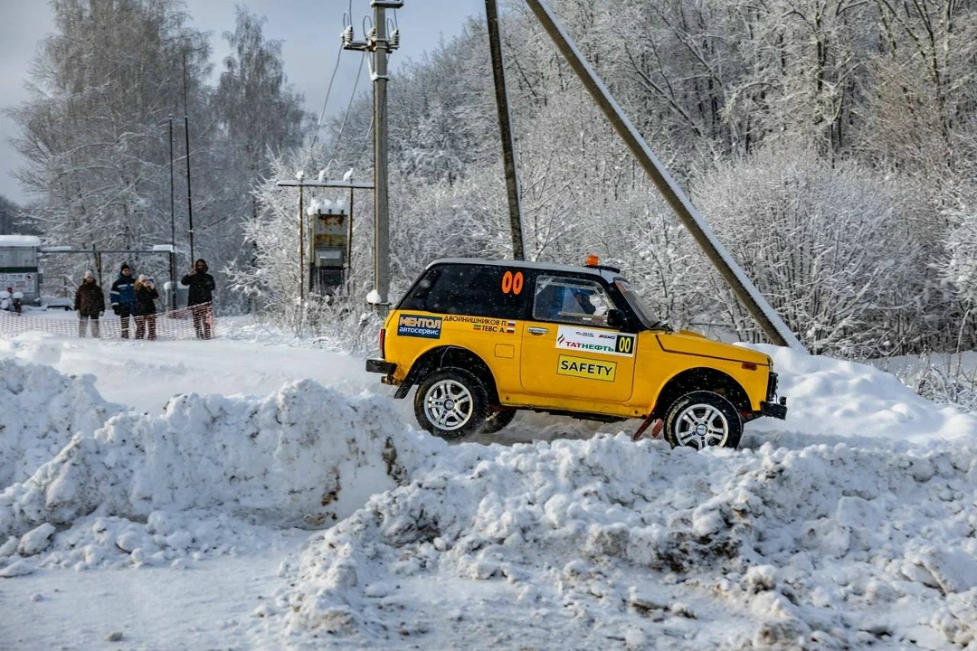 Где вы ещё такое увидите? Ралли прямо между действующими нефтяными качалками и буровыми!