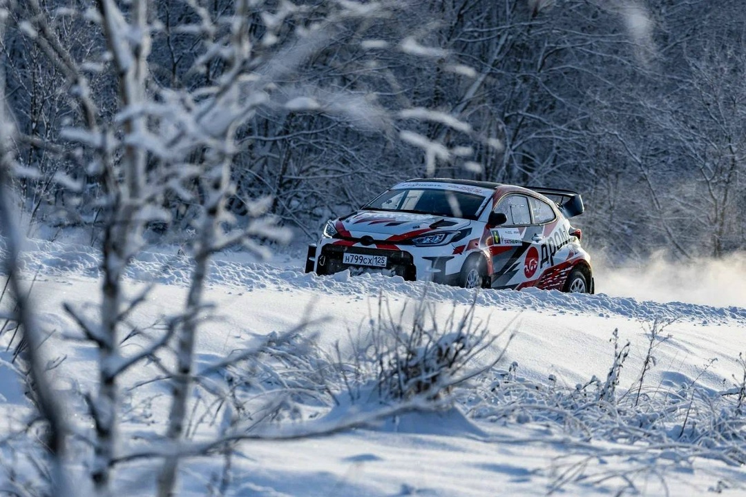 Где вы ещё такое увидите? Ралли прямо между действующими нефтяными качалками и буровыми!