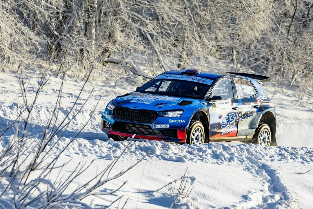 Где вы ещё такое увидите? Ралли прямо между действующими нефтяными качалками и буровыми!