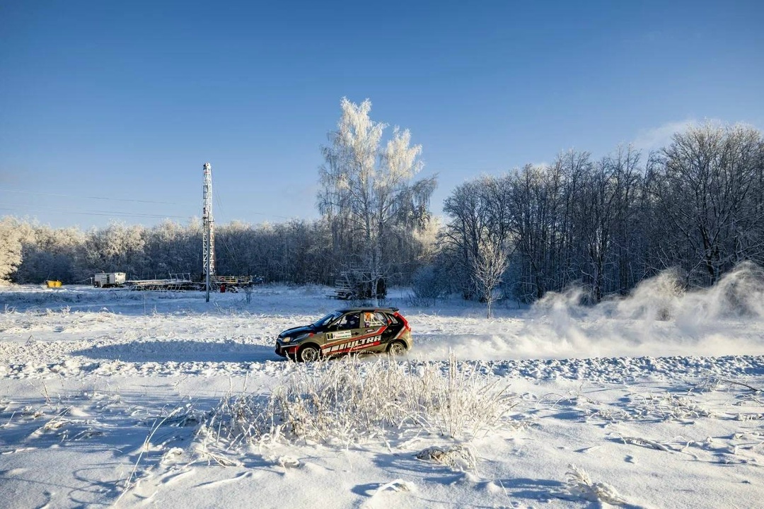 Где вы ещё такое увидите? Ралли прямо между действующими нефтяными качалками и буровыми!