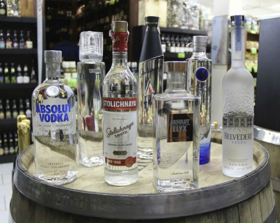 Минфин утвердил новые минимальные цены на водку, коньяк и бренди, которые будут действовать с 1 января 2026 года. Так, минимальная розничная цена водки…