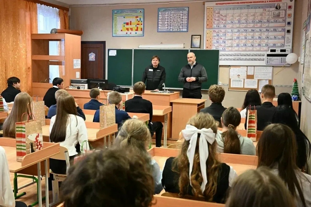 Делегация НОСТРОЙ от лица строительного сообщества и Минстроя России поздравила жителей поселка Мироновский в ДНР с наступающим Новым годом