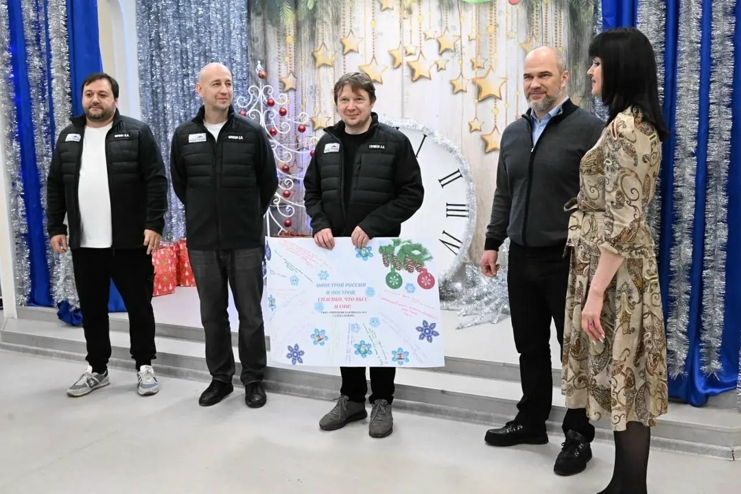 Делегация НОСТРОЙ от лица строительного сообщества и Минстроя России поздравила жителей поселка Мироновский в ДНР с наступающим Новым годом