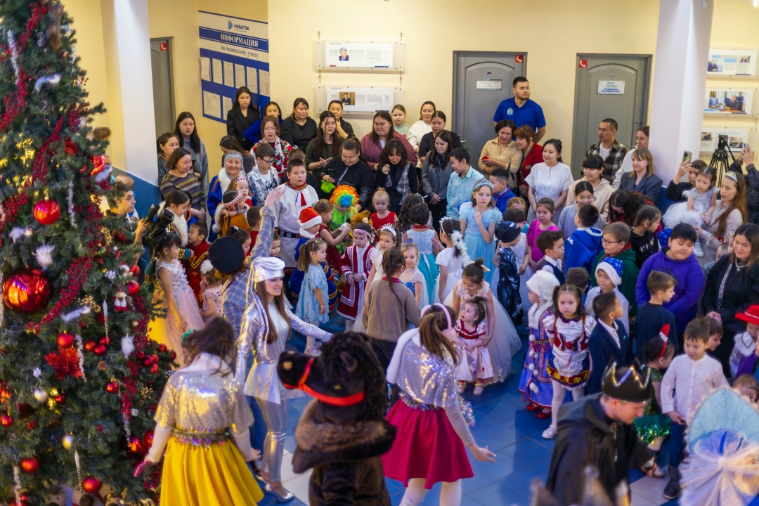 Детский смех и яркие эмоции: «НОВАТЭК-ТАРКОСАЛЕНЕФТЕГАЗ» организовал новогодний утренник для детей из семей коренных народов Крайнего Севера.