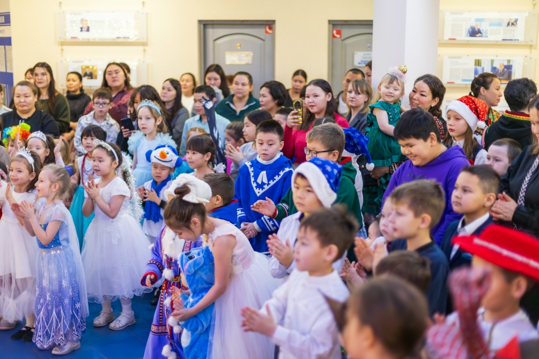 Детский смех и яркие эмоции: «НОВАТЭК-ТАРКОСАЛЕНЕФТЕГАЗ» организовал новогодний утренник для детей из семей коренных народов Крайнего Севера.