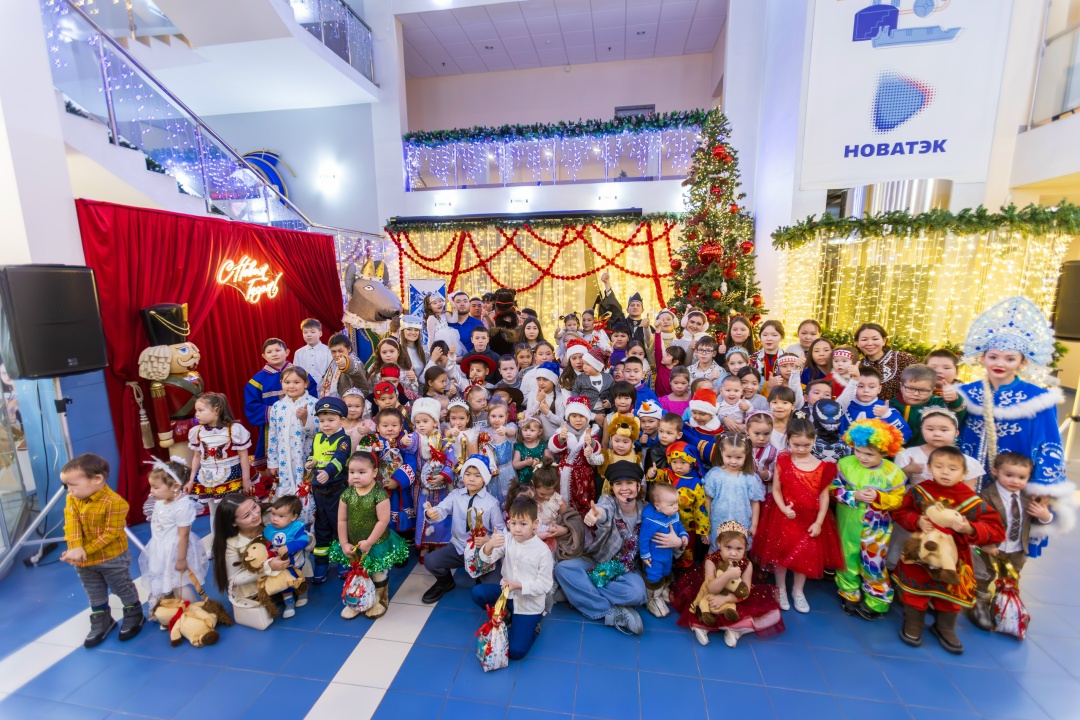 Детский смех и яркие эмоции: «НОВАТЭК-ТАРКОСАЛЕНЕФТЕГАЗ» организовал новогодний утренник для детей из семей коренных народов Крайнего Севера.