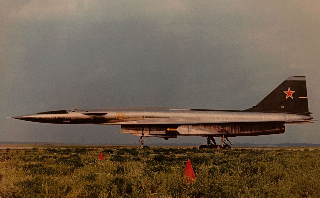 Тяжелый сверхзвуковой ударно-разведывательный авиационный комплекс Т-4 в полетной конфигурации