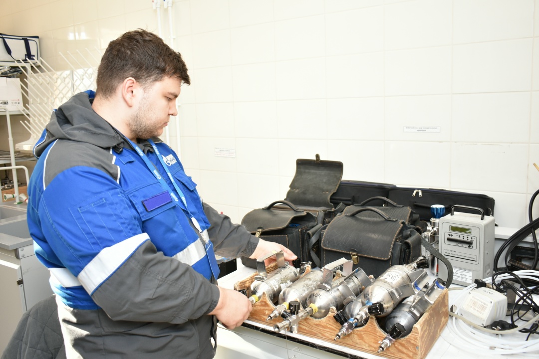 НА СТРАЖЕ КАЧЕСТВА Природный газ, поступающий на Амурский ГПЗ по газопроводу «Сила Сибири», ждут большие испытания. На завод он заходит через узел учета газа и…