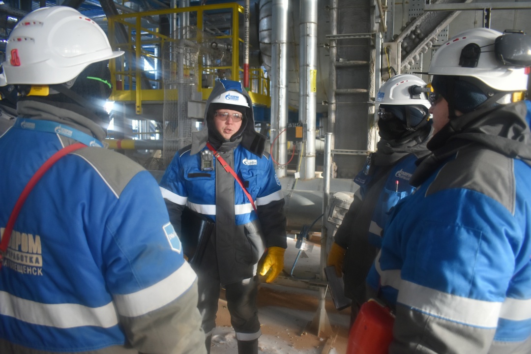 НА СТРАЖЕ КАЧЕСТВА Природный газ, поступающий на Амурский ГПЗ по газопроводу «Сила Сибири», ждут большие испытания. На завод он заходит через узел учета газа и…