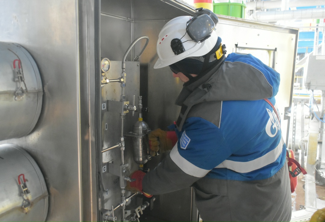 НА СТРАЖЕ КАЧЕСТВА Природный газ, поступающий на Амурский ГПЗ по газопроводу «Сила Сибири», ждут большие испытания. На завод он заходит через узел учета газа и…