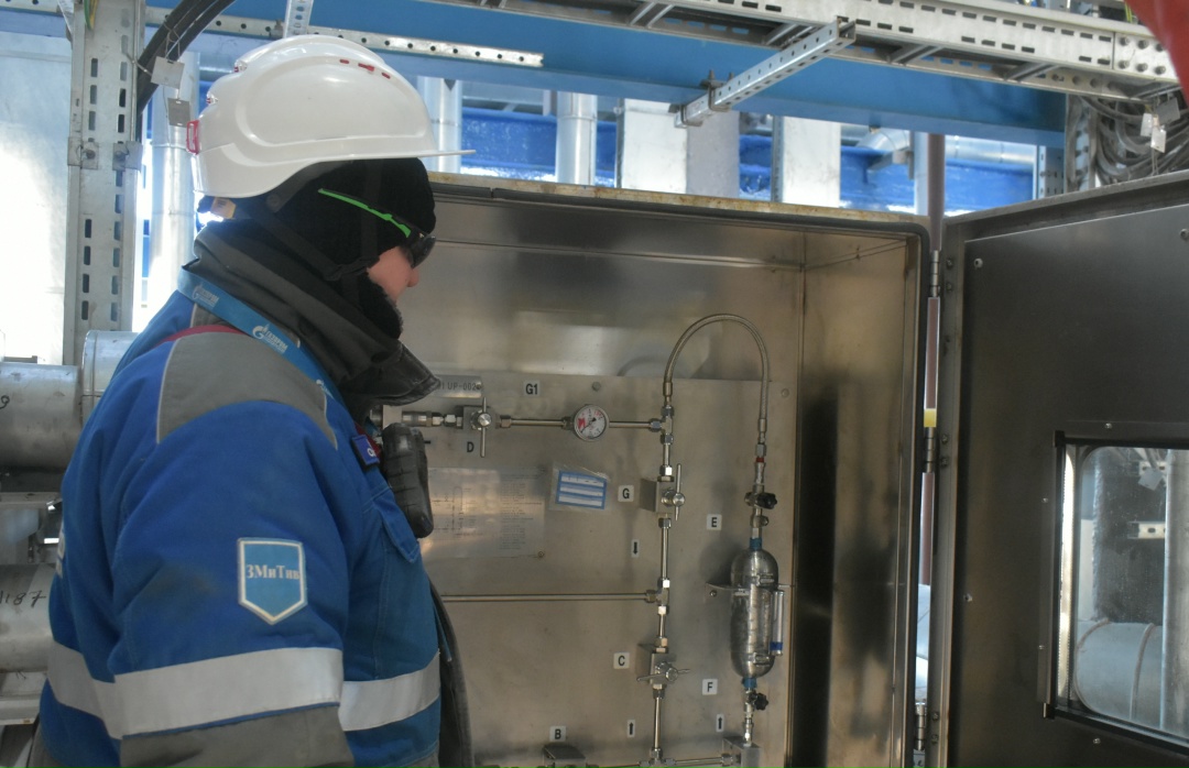 НА СТРАЖЕ КАЧЕСТВА Природный газ, поступающий на Амурский ГПЗ по газопроводу «Сила Сибири», ждут большие испытания. На завод он заходит через узел учета газа и…