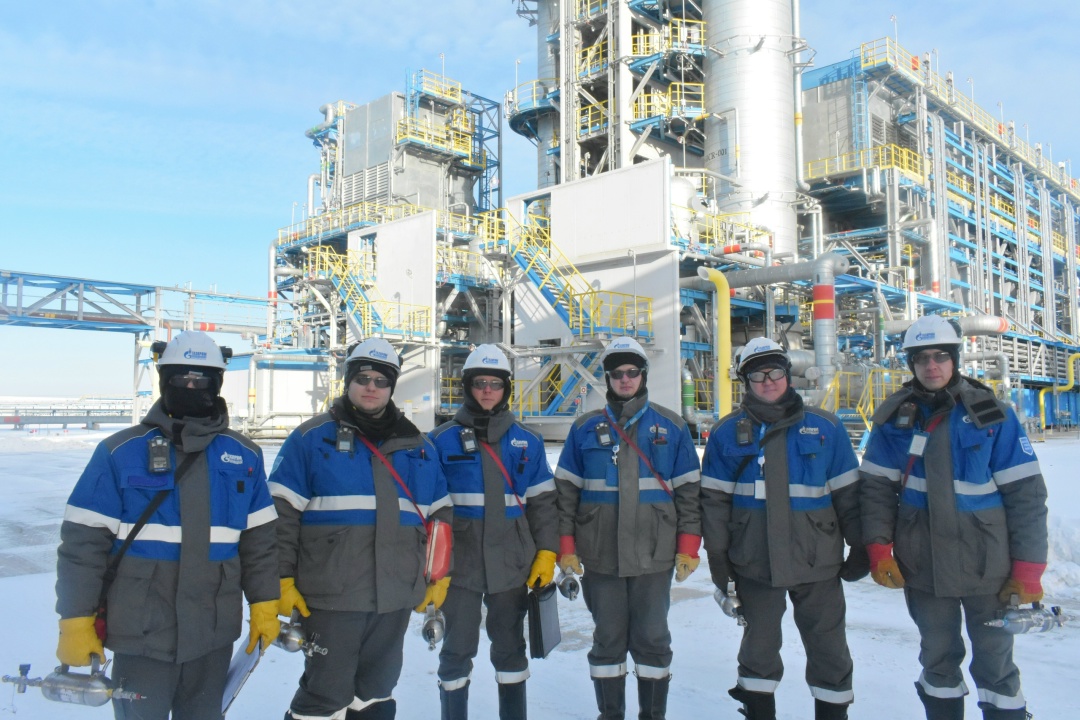 НА СТРАЖЕ КАЧЕСТВА Природный газ, поступающий на Амурский ГПЗ по газопроводу «Сила Сибири», ждут большие испытания. На завод он заходит через узел учета газа и…