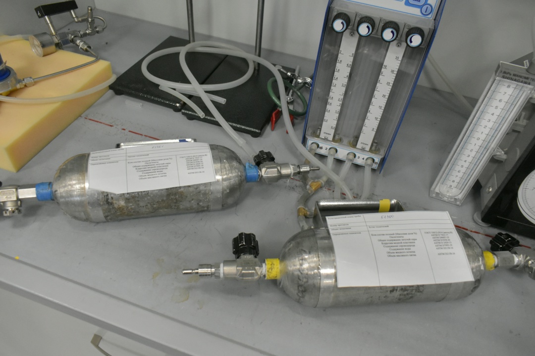 НА СТРАЖЕ КАЧЕСТВА Природный газ, поступающий на Амурский ГПЗ по газопроводу «Сила Сибири», ждут большие испытания. На завод он заходит через узел учета газа и…