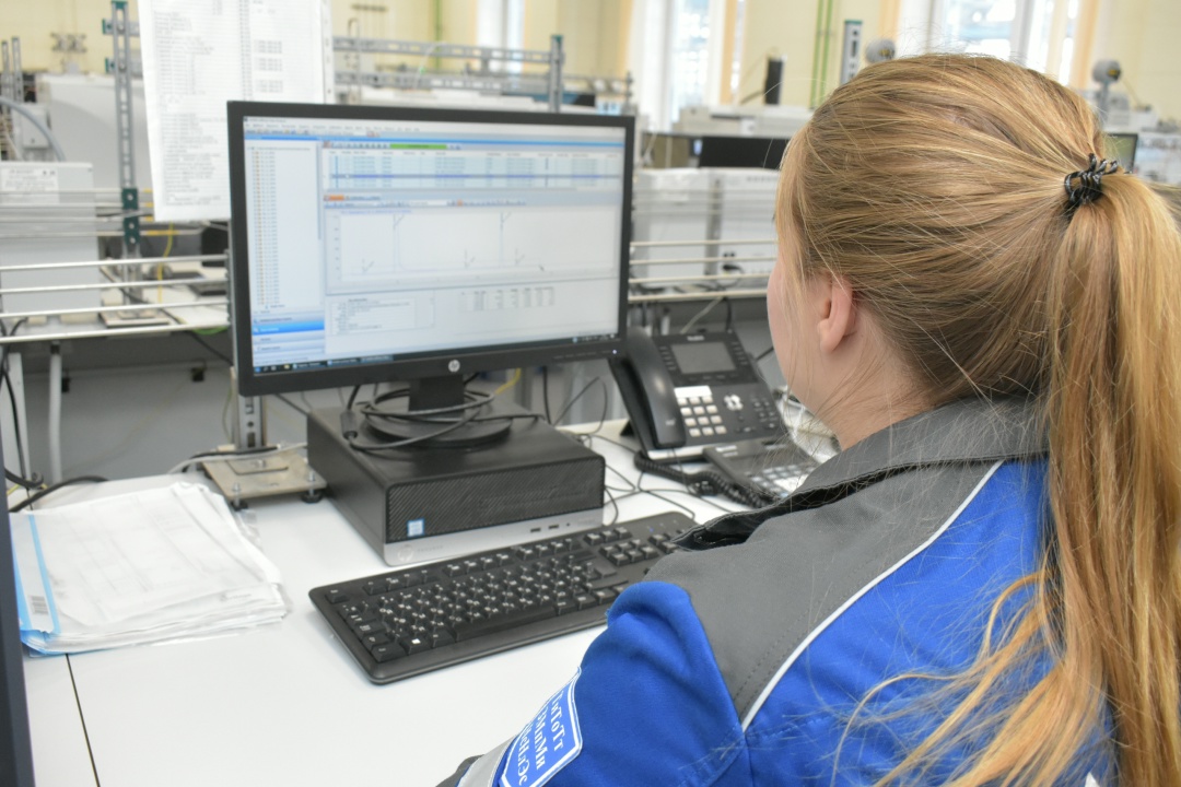 НА СТРАЖЕ КАЧЕСТВА Природный газ, поступающий на Амурский ГПЗ по газопроводу «Сила Сибири», ждут большие испытания. На завод он заходит через узел учета газа и…