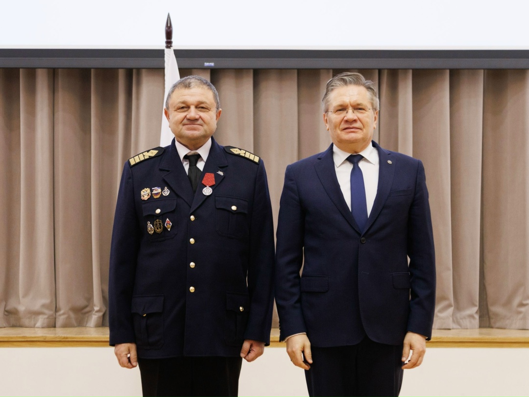 Работаем в интересах страны! Капитаны FESCO Николай Дишкант и Евгений Левченко, а также докер-механизатор ВМТП Афтах Садыков награждены медалями ордена «За…