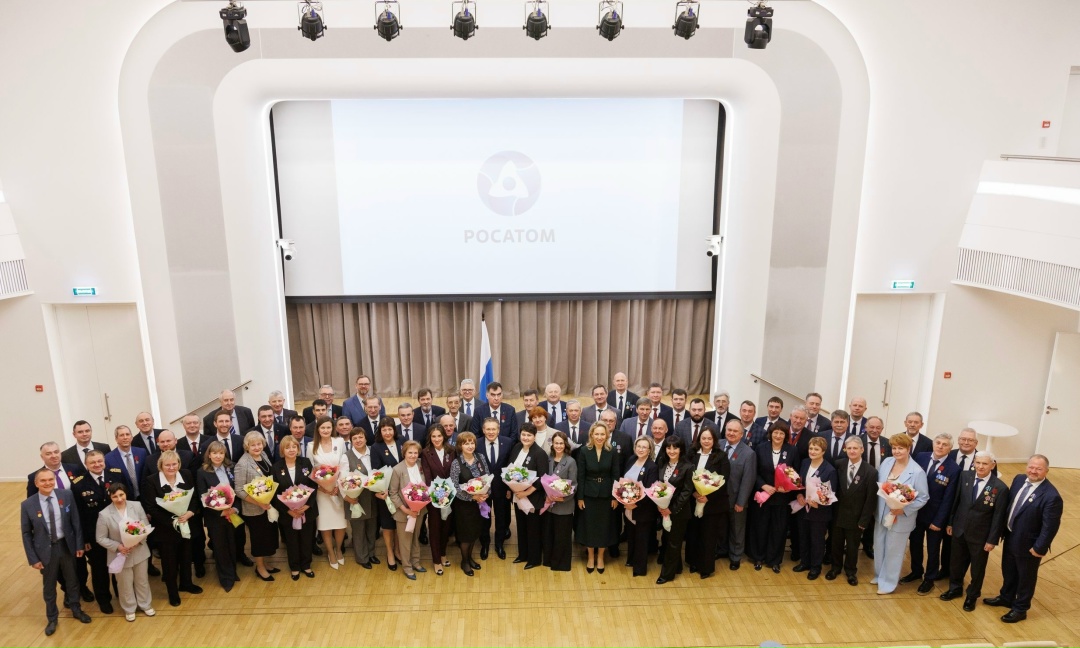 Работаем в интересах страны! Капитаны FESCO Николай Дишкант и Евгений Левченко, а также докер-механизатор ВМТП Афтах Садыков награждены медалями ордена «За…