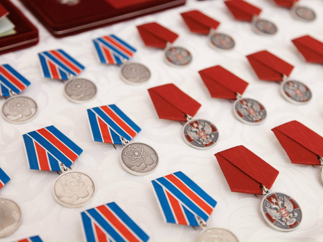 Работаем в интересах страны! Капитаны FESCO Николай Дишкант и Евгений Левченко, а также докер-механизатор ВМТП Афтах Садыков награждены медалями ордена «За…