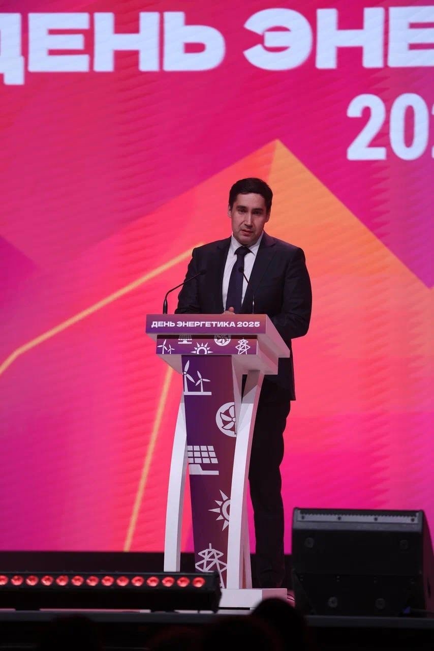 Евгений Грабчак в ходе рабочей поездки в Казань поздравил энергетиков с профессиональным праздником