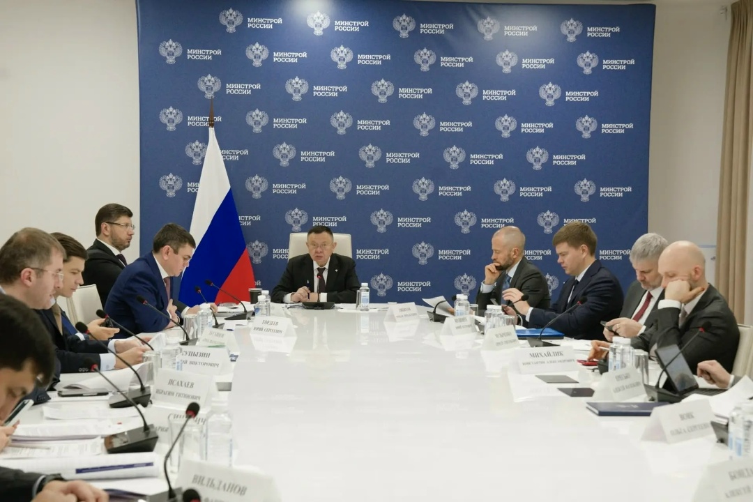 Глава Минстроя России Ирек Файзуллин подвел предварительные итоги выполнения проектов на совместном совещании с регионами и главными распорядителями бюджетных…