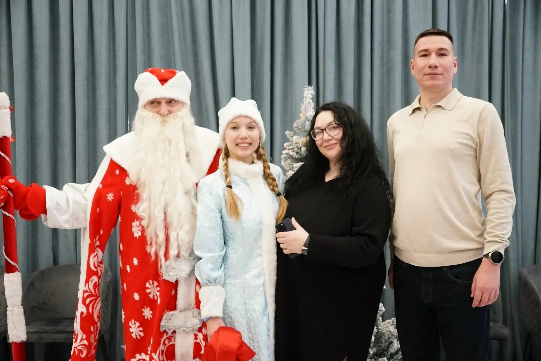 Подарками и встречей с Дедом Морозом порадовали детей и семьи бойцов СВО сотрудники ФАУ «Проектная дирекция Минстроя России»