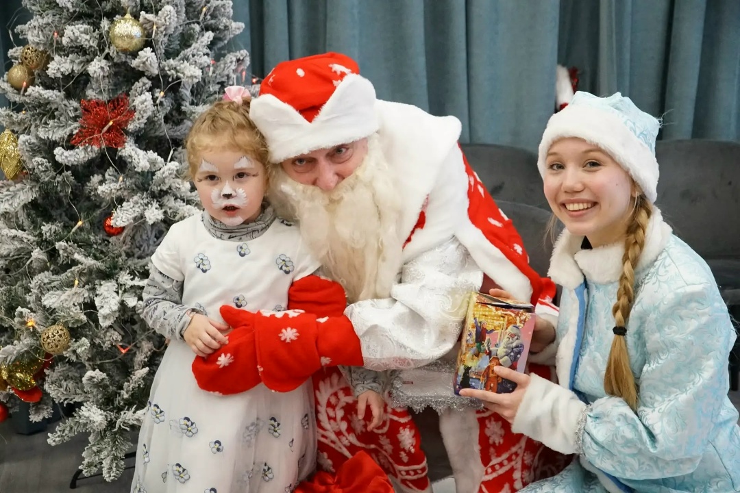 Подарками и встречей с Дедом Морозом порадовали детей и семьи бойцов СВО сотрудники ФАУ «Проектная дирекция Минстроя России»