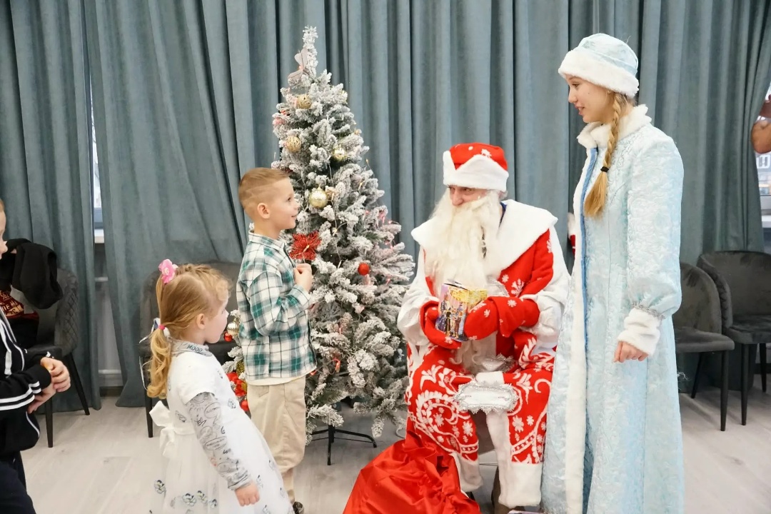 Подарками и встречей с Дедом Морозом порадовали детей и семьи бойцов СВО сотрудники ФАУ «Проектная дирекция Минстроя России»