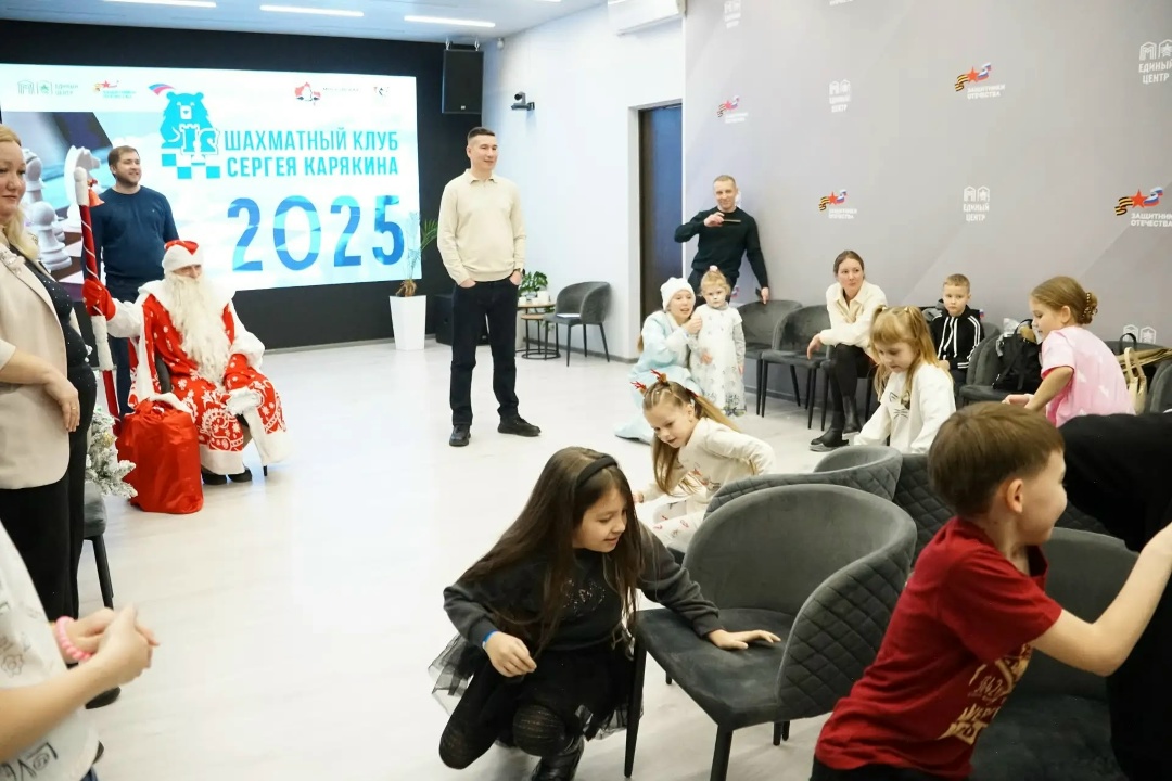 Подарками и встречей с Дедом Морозом порадовали детей и семьи бойцов СВО сотрудники ФАУ «Проектная дирекция Минстроя России»