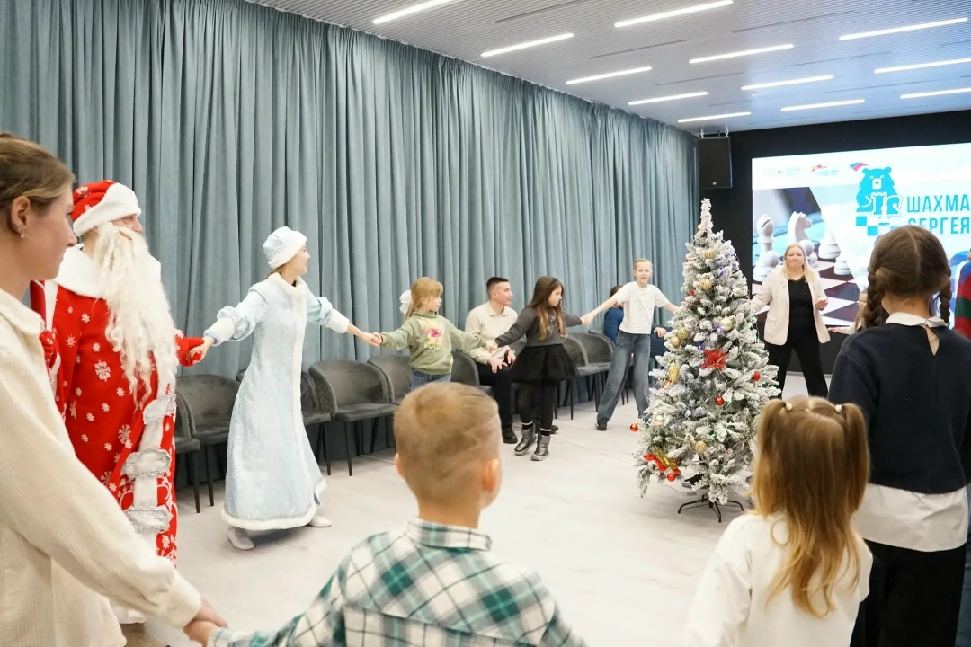 Подарками и встречей с Дедом Морозом порадовали детей и семьи бойцов СВО сотрудники ФАУ «Проектная дирекция Минстроя России»