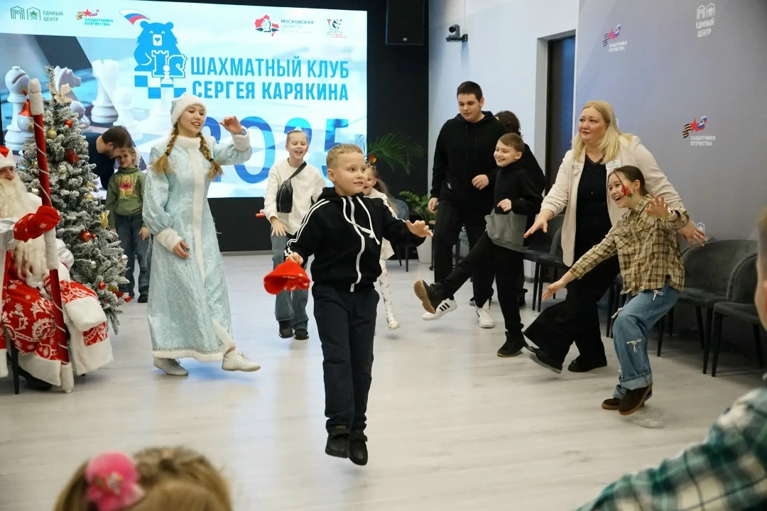 Подарками и встречей с Дедом Морозом порадовали детей и семьи бойцов СВО сотрудники ФАУ «Проектная дирекция Минстроя России»