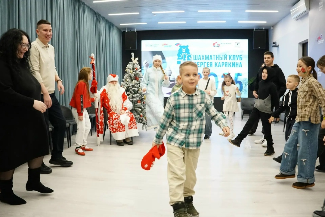 Подарками и встречей с Дедом Морозом порадовали детей и семьи бойцов СВО сотрудники ФАУ «Проектная дирекция Минстроя России»