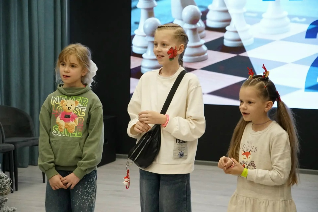 Подарками и встречей с Дедом Морозом порадовали детей и семьи бойцов СВО сотрудники ФАУ «Проектная дирекция Минстроя России»