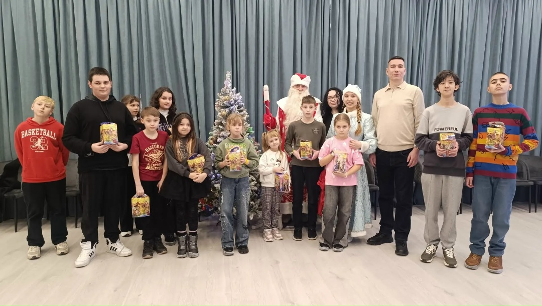 Подарками и встречей с Дедом Морозом порадовали детей и семьи бойцов СВО сотрудники ФАУ «Проектная дирекция Минстроя России»