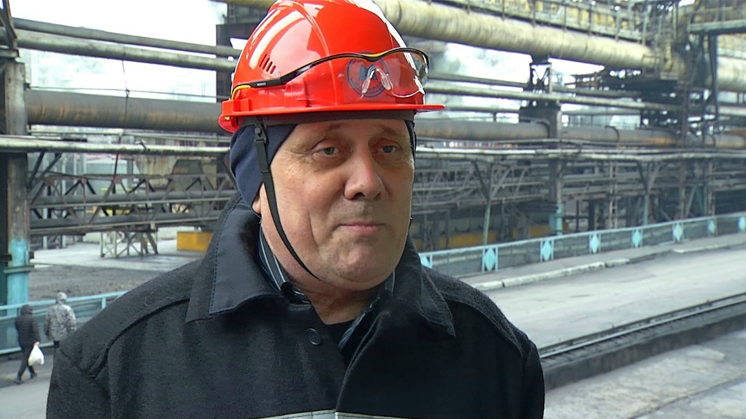 На смену — с удовольствием 25 лет в коксовом цехе ПАО «ММК» работает газовщик коксовых печей Игорь Малеев