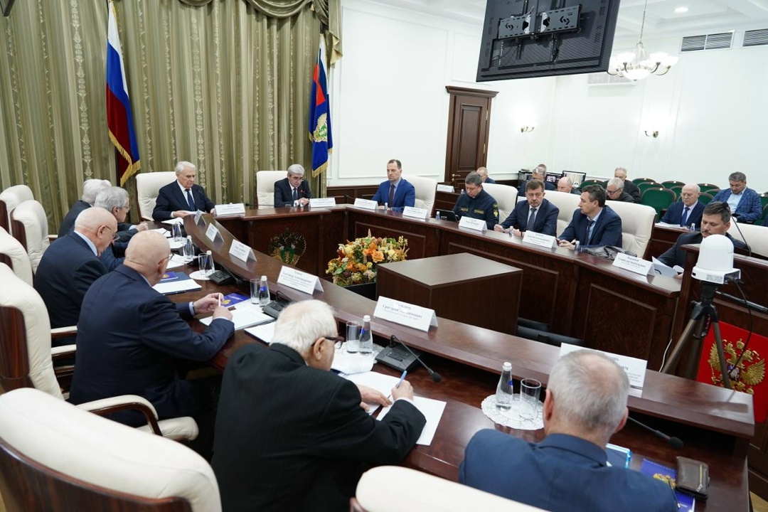 В Ростехнадзоре состоялось заседание Общественного совета при Ростехнадзоре. Мероприятие провел первый заместитель Председателя Совета Геннадий Шмаль.