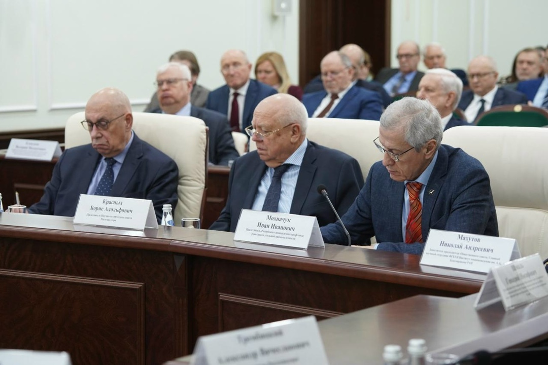 В Ростехнадзоре состоялось заседание Общественного совета при Ростехнадзоре. Мероприятие провел первый заместитель Председателя Совета Геннадий Шмаль.