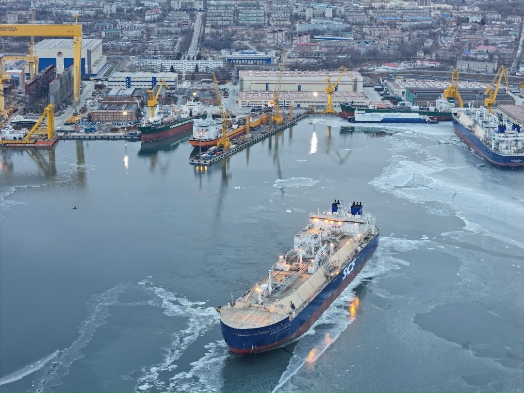 Арктический флот пополнился настоящим тяжеловесом: к работе приступил первый газовоз СПГ, полностью построенный в России