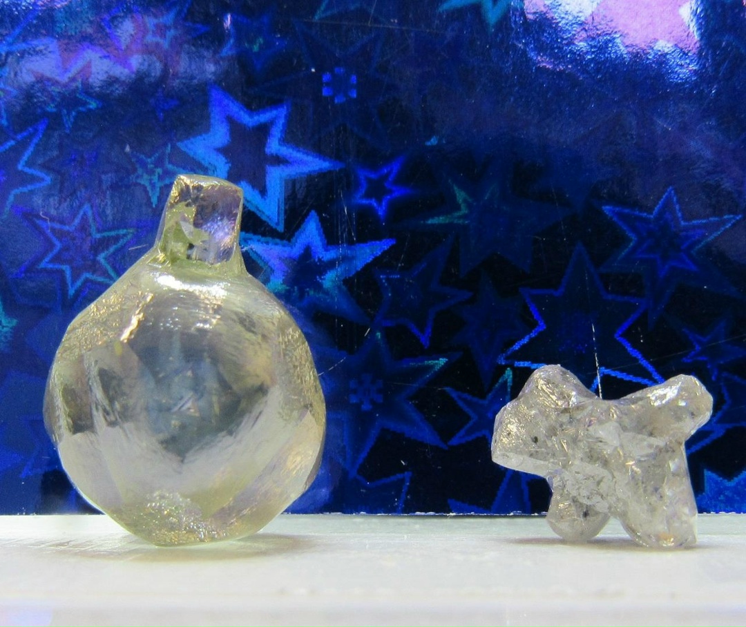 На "Севералмазе", предприятии АЛРОСА в Архангельске извлекли сразу два алмаза необычной формы – настоящие драгоценные ёлочные игрушки.
Ссылка: