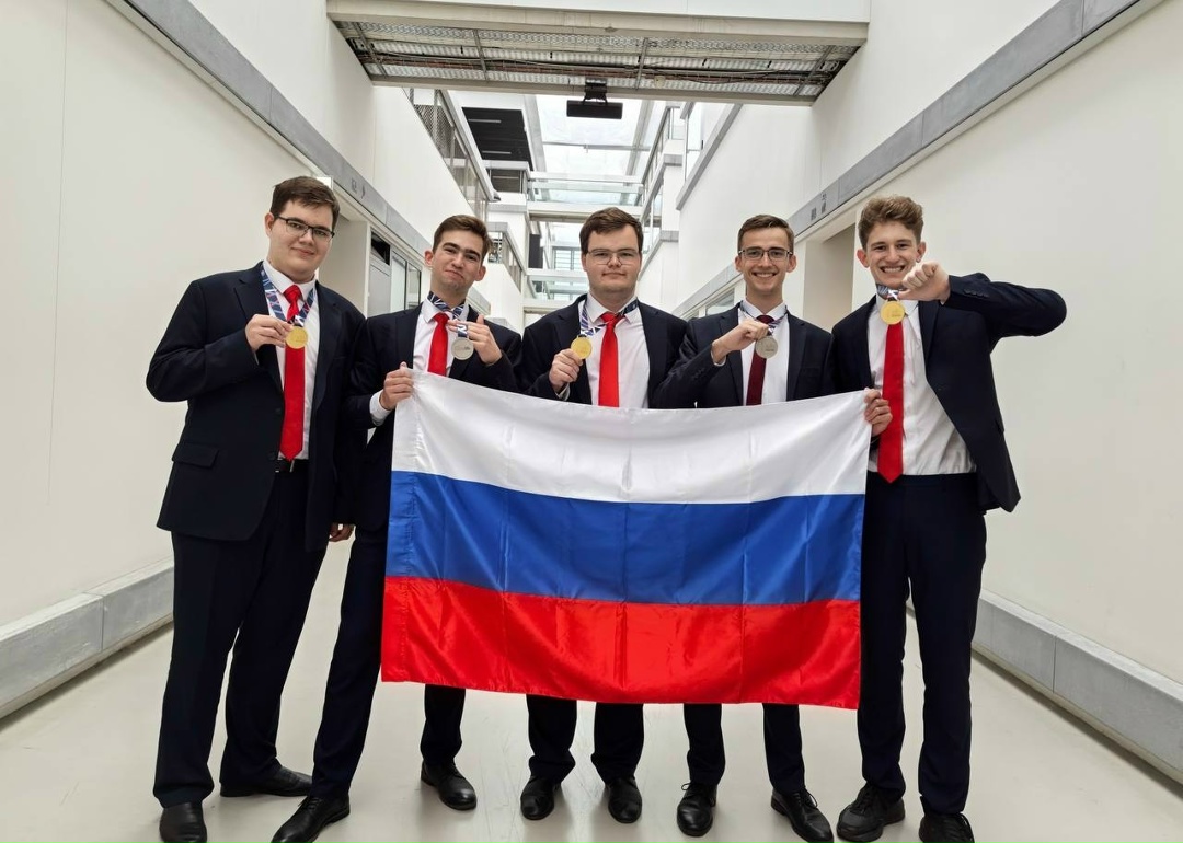 Дмитрий Чернышенко и Сергей Кравцов рассказали об итогах участия российских сборных команд школьников в международных олимпиадах.