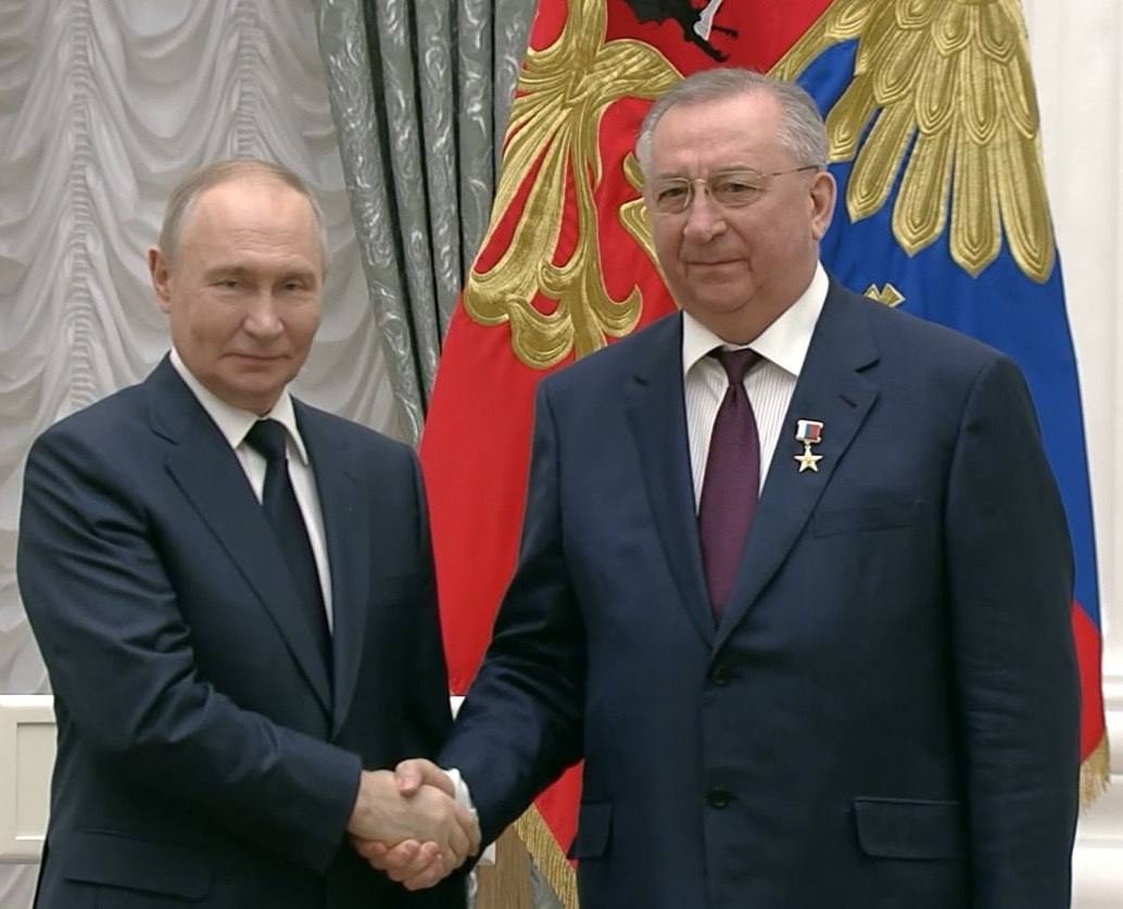 Президент России Владимир Путин вручил звезду Героя Труда Российской Федерации главе Транснефти Николаю Токареву
