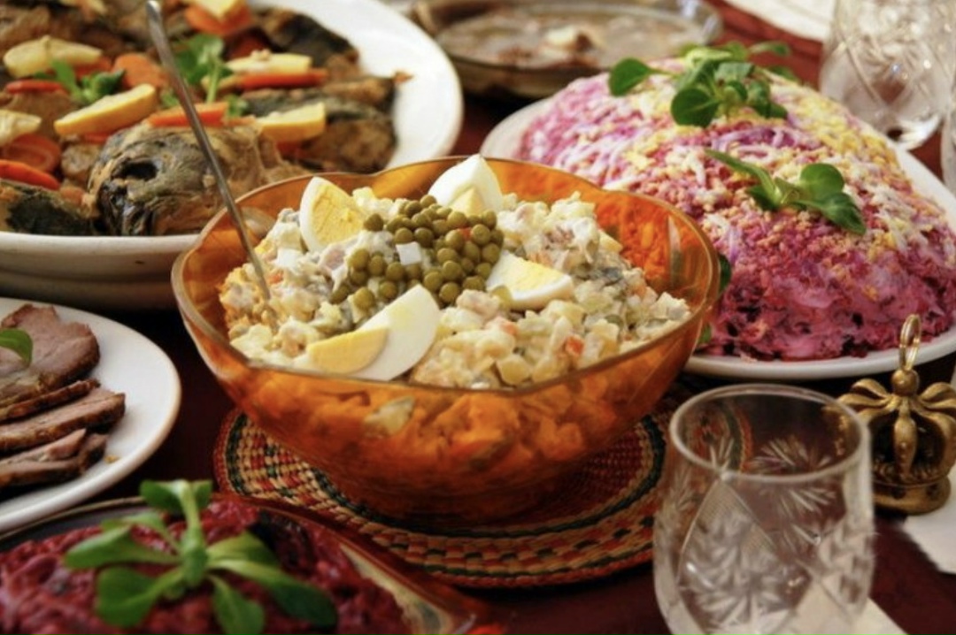 В 2025 году продуктовый набор для новогоднего стола, куда входят ингредиенты для салатов «Оливье», «Селедки под шубой» и одного горячего блюда, подорожал на 6%…