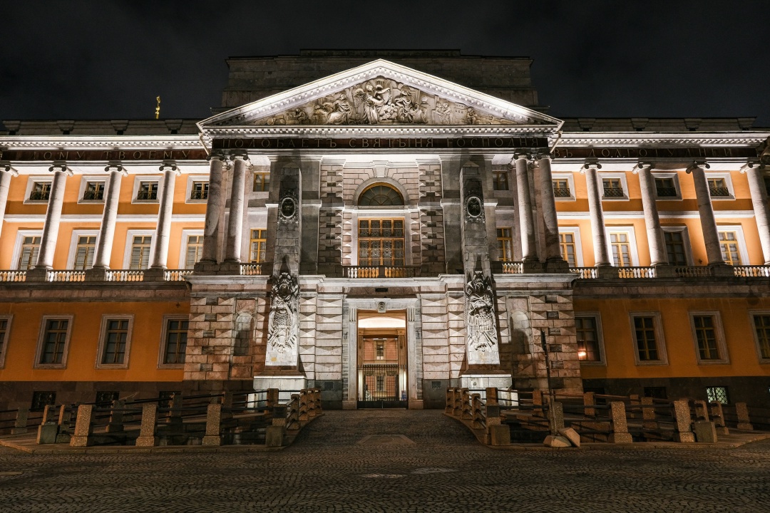 Михайловский (Инженерный) замок, бывшая парадная резиденция императора Павла I, предстал в новом вечернем образе благодаря архитектурно-художественной подсветке