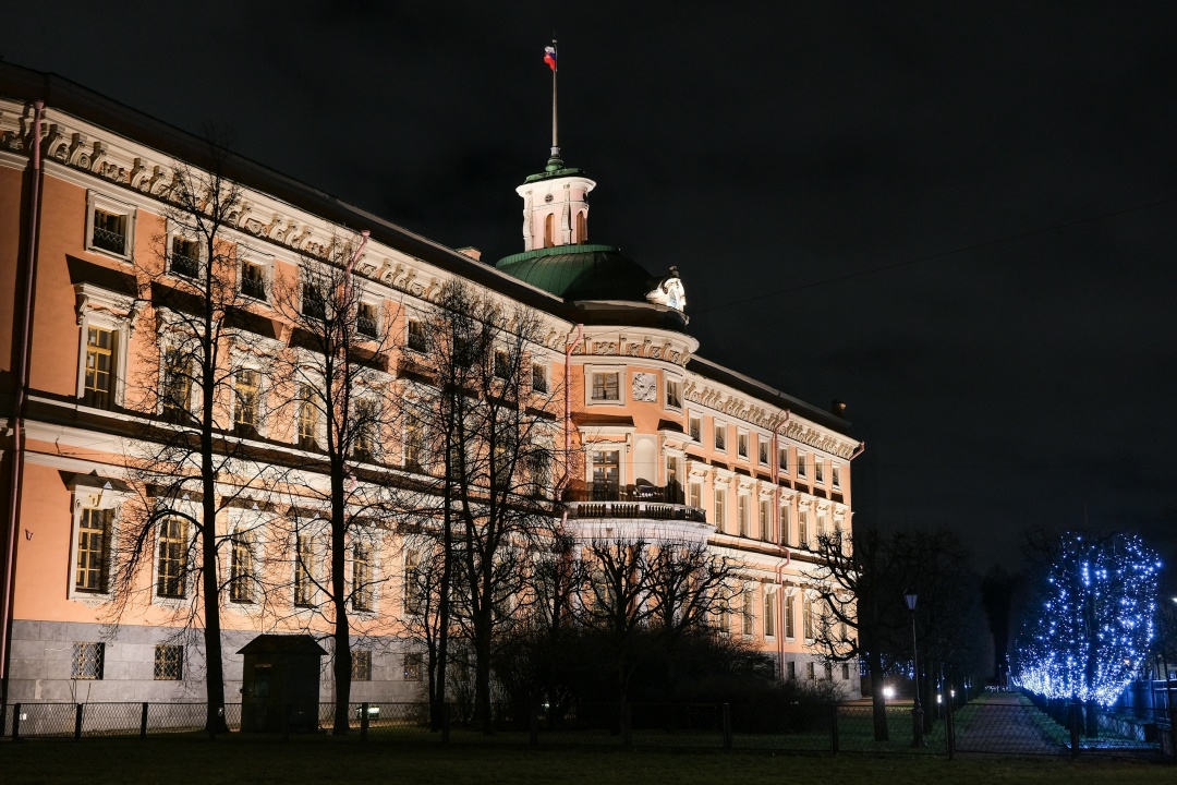 Михайловский (Инженерный) замок, бывшая парадная резиденция императора Павла I, предстал в новом вечернем образе благодаря архитектурно-художественной подсветке