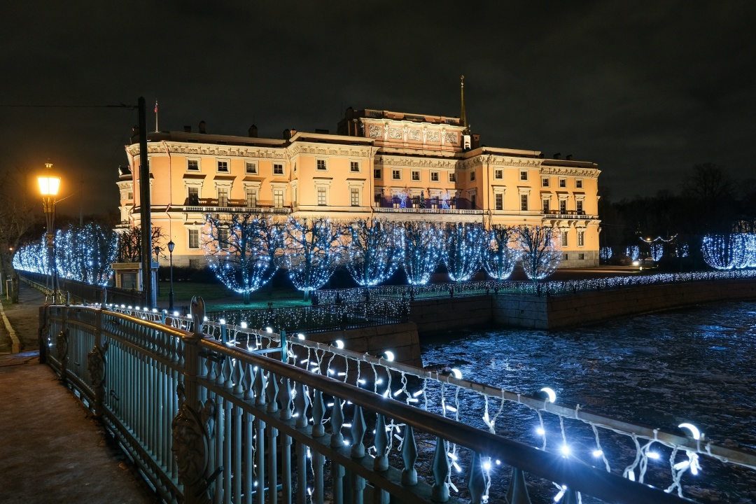 Михайловский (Инженерный) замок, бывшая парадная резиденция императора Павла I, предстал в новом вечернем образе благодаря архитектурно-художественной подсветке