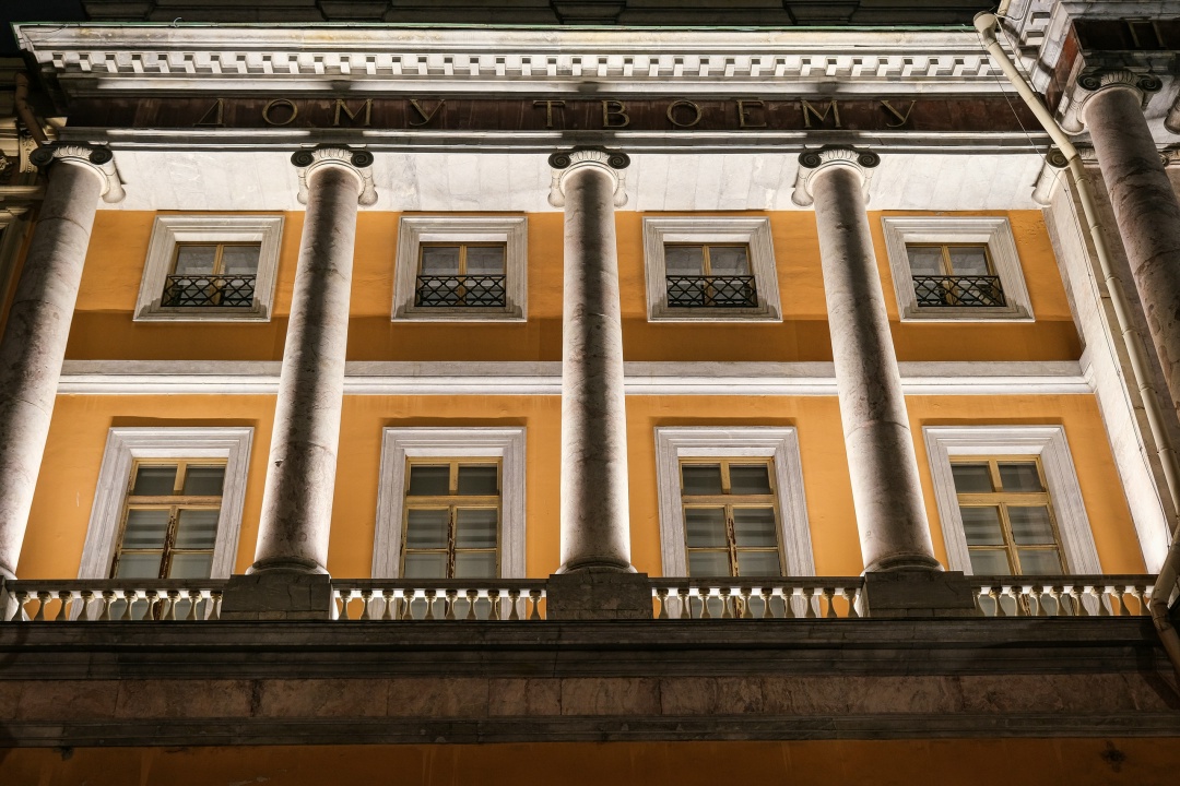 Михайловский (Инженерный) замок, бывшая парадная резиденция императора Павла I, предстал в новом вечернем образе благодаря архитектурно-художественной подсветке