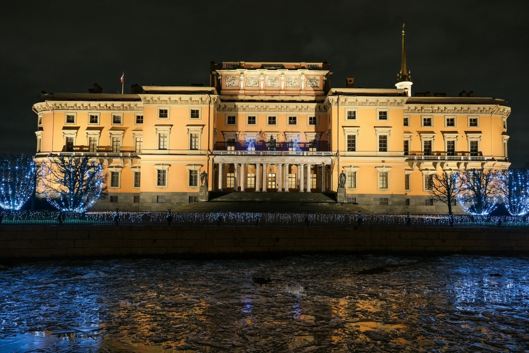Михайловский (Инженерный) замок, бывшая парадная резиденция императора Павла I, предстал в новом вечернем образе благодаря архитектурно-художественной подсветке
